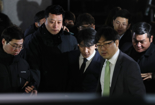 귀가하는 '성접대 의혹' 승리   성접대 의혹이 불거진 빅뱅 멤버 승리가 15일 오전 서울 종로구 서울지방경찰청에서 조사를 마친 뒤 청사를 나오고 있다.   사진 = 연합